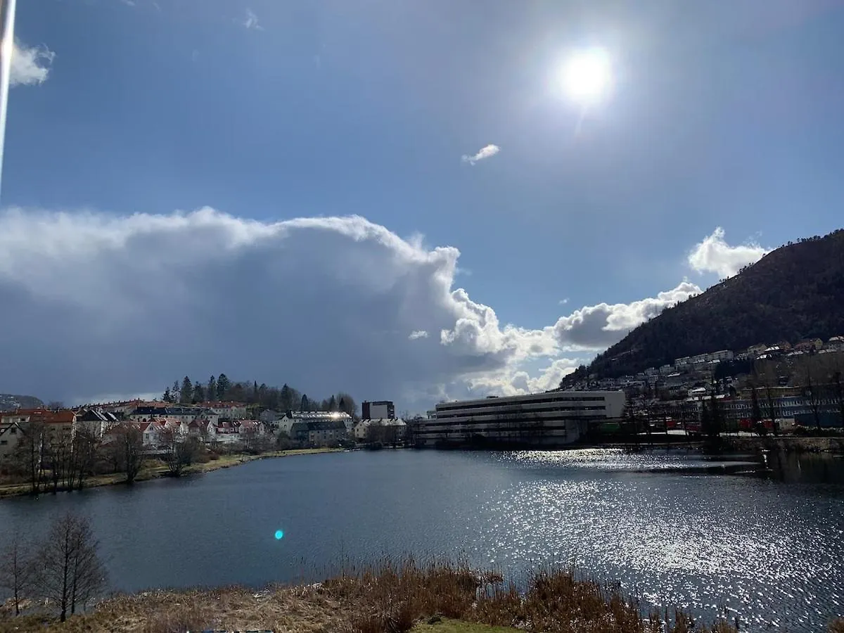 2 Bedroom, Lake View, Light Rail, Bergen Noruega